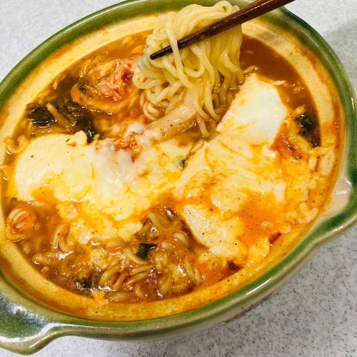 豆腐とチーズとキムチを入れてスンドゥブ風辛ラーメン